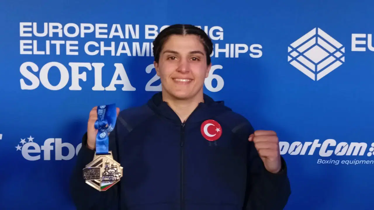 Ringin kraliçesi unvanını korudu: Busenaz Sürmeneli Avrupa zirvesinde