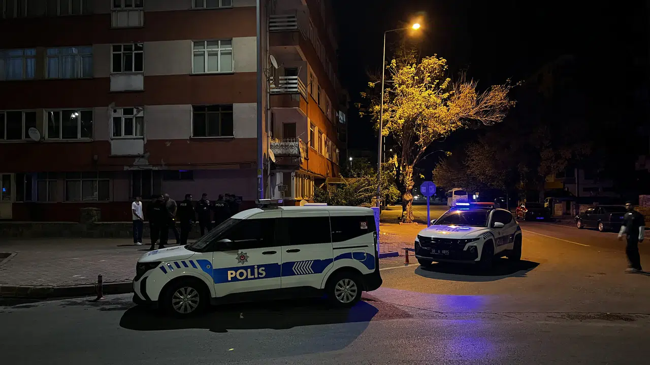 Kayseri’de gece yarısı dehşeti: Bıçaklı kavgada genç yaralandı
