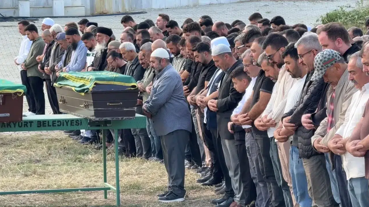 Evlat acısıyla sarsılan baba, kendi çocuklarının cenaze namazını kıldırdı