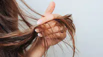 Ünlü kuaförden uyarı: Fark etmeden saçınızı yıpratan 5 alışkanlık