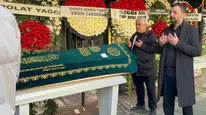 Ünlü şarkıcı Mehmet Erdem babasını son yolculuğuna uğurladı