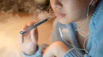 Nesiller arası tehlike: 13-15 yaş grubu yetişkinlerden daha fazla e-sigara kullanıyor