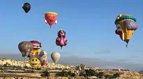 Kapadokya’nın semalarında görsel şölen: Dev figürler bulutlara karıştı