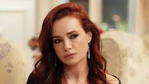 Dün kaza geçiren Özgü Namal bugün korseyle Brand Week İstanbul’da