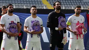 İranlı futbolculardan Antalya'da okul çantalı protesto