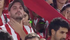 Lazer skandalı kamerada: Kaleciyi hedef aldılar!