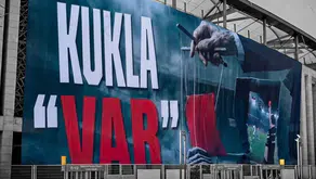 Beşiktaş’tan derbi sonrası sert protesto: Tüpraş Stadı’na “Kukla VAR” pankartı