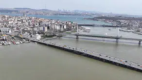 İstanbul’da sağanak etkisi: Haliç’in rengi kahverengiye döndü