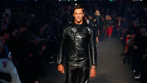 Efsanevi sporcu podyumda: Tom Brady, Gucci defilesine damga vurdu