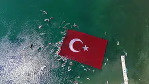 Sapanca Gölü’nde 1923 metrekarelik Türk bayrağı açıldı