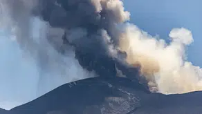 Etna Yanardağı'nın kül püskürtmesi İtalya'da hava ulaşımını aksattı