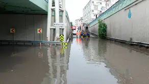 İstanbul'da sağanak trafiği felç etti: Alt geçit göle döndü