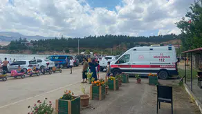 Hazar Gölü'nde korku dolu anlar: Sulara gömülen kayıktan 7 kişi sağ çıkarıldı