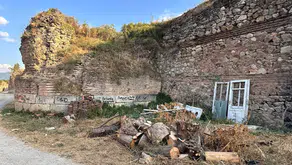 UNESCO geçici listesindeki İznik surlarına sprey boyayla tahribat