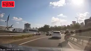 Küçükçekmece'de motosiklete arkadan çarpan araç 3 kişiyi yaraladı