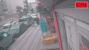 Sultangazi’de motosikletli şüphelinin gasp girişimi anbean kamerada