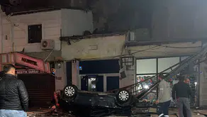 Kayseri'de korkunç kaza: Otomobil 50 metrelik uçurumdan dükkanların üzerine çakıldı