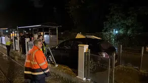 Eskişehir'de korkutan kaza: Kontrolden çıkan araç tramvay durağına girdi