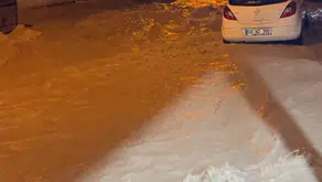 Mersin'de turuncu kod alarmı: Şehir merkezi sular altında kaldı