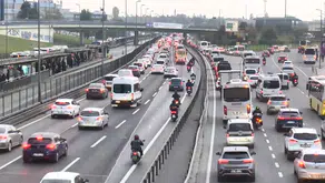 İstanbul'da pazartesi mesaisi kilitlendi: Trafik haritası kırmızıya boyandı