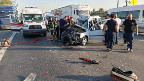 Tarsus yolunda acı bilanço: TIR'a çarpan araçtaki karı koca hayatını kaybetti
