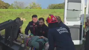 Çatalca'da sel suları hayatı felç etti: Yaralı kadın kepçe ile kurtarıldı