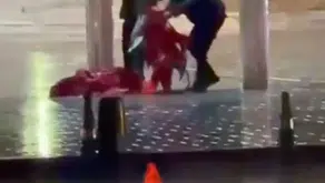 Taksim'de fırtınaya karşı duyarlı hareket: Yere düşen bayrağı polis kurtardı