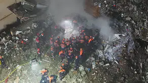 Maltepe'de yıkılan binada zamana karşı yarış: 3 kişiye ulaşılmaya çalışılıyor