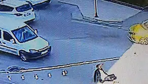 Adana'da dehşet anları: Trafikte durdurduğu aracın üzerine çıkıp gasbetti