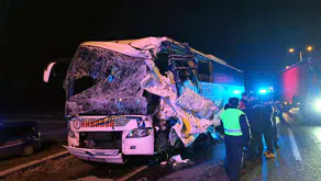 Edirne'de gece yarısı dehşeti: Tur otobüsü TIR'a çarptı