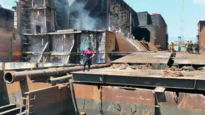 Aliağa'da korkutan yangın: Gemi söküm tesisinde alevler yükseldi