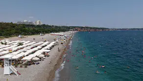 Antalya’da bunaltıcı nem tatilcileri sahillere yönlendirdi