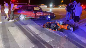 İnegöl'de kavşak kazası: Gençlerin bulunduğu motosiklet savruldu