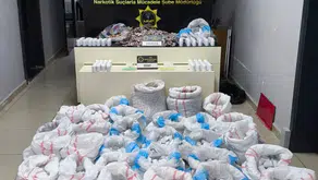 Mersin'de dev uyuşturucu operasyonu: Hastane otoparkındaki minibüsten cephanelik çıktı