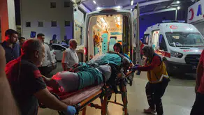 Kozan'da korkunç kaza: Bariyerle araç arasına sıkışan yaya yaşam mücadelesi veriyor