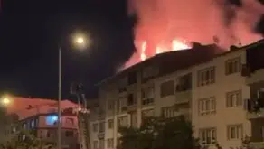 Etimesgut'ta geceyi aydınlatan alevler: Apartman çatısında korku dolu anlar