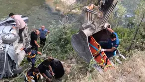 Tunceli'de korkunç kaza: Çay yatağına uçan araçtaki 5 kişi için seferberlik