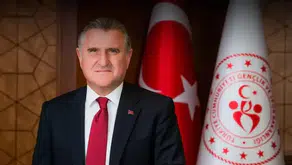 Havuzda tarihi zafer: Bakan Bak'tan milli yüzücülere övgü dolu sözler