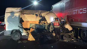 TEM Otoyolu'nda gece yarısı dehşeti: Minibüs TIR'a çarptı