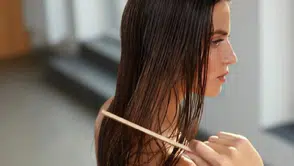 Islak saçı tararken bu hataları yapmayın: Kırıkların asıl nedeni ortaya çıktı