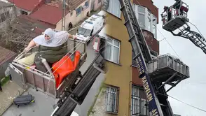 Sultangazi'de film gibi kurtarma operasyonu: 240 kiloluk hasta vinçle tahliye edildi