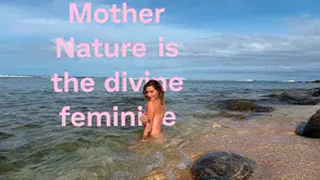 Ünlü şarkıcı Kesha doğaya döndü: Deniz kenarında çıplak pozlar