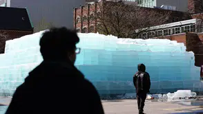 Drake’in “Iceman” albümü için Toronto’ya dev buz heykeli yerleştirildi