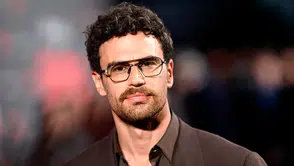 Theo James'ten toksik erkeklik eleştirisi: Erkek çocuk sahibi olmak korkutucu