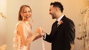 Derya Uluğ ve Asil Gök nişanlandı: Ünlü çift aile arasında yüzük taktı