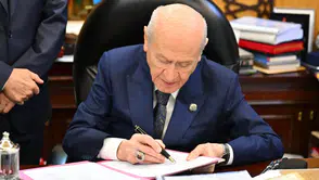 Bahçeli, Terörsüz Türkiye sürecinin Çerçeve Kanun Teklifi'ni imzaladı