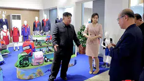 Kim Jong-un eşi ve kızıyla sergiye katıldı