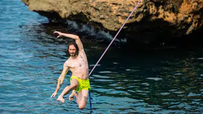 Antalya'nın falezlerinde nefes kesen denge gösterisi: İki sporcu deniz üzerinde 30 metrelik hatta yürüdü