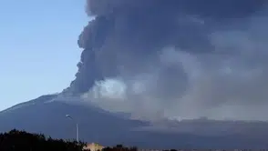 Sicilya'da volkanik alarm: Etna'nın külleri hava trafiğini felç etti