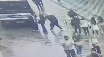 İstiklal Caddesi'nde saniyeler süren kapkaç girişimi polis engeline takıldı